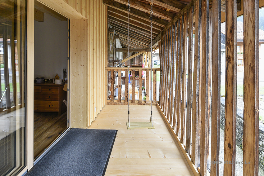 Galerie en bois d'une b&acirc;tisse traditionnelle r&eacute;nov&eacute;e avec balan&ccedil;oire