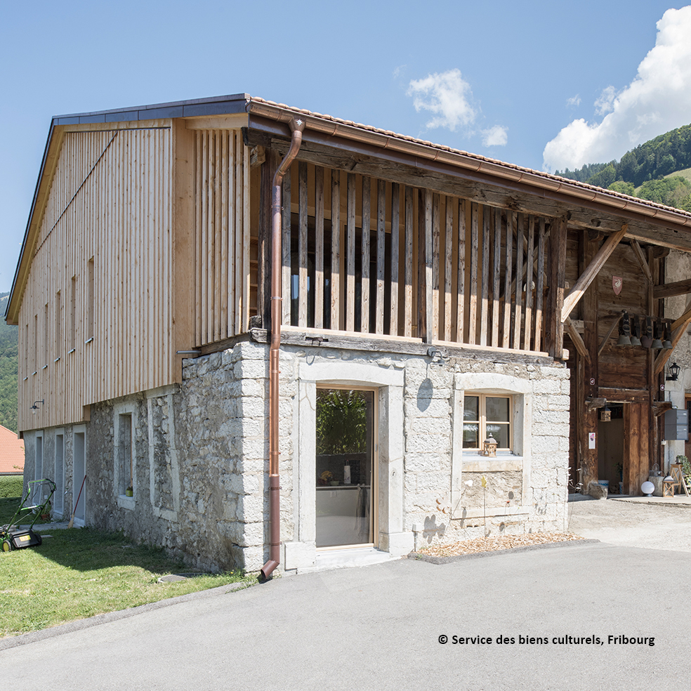 R&eacute;novation d'une b&acirc;tisse en pierre et bois &agrave; Bulle par L'ARCH collectif &mdash; mariage du patrimoine et du contemporain