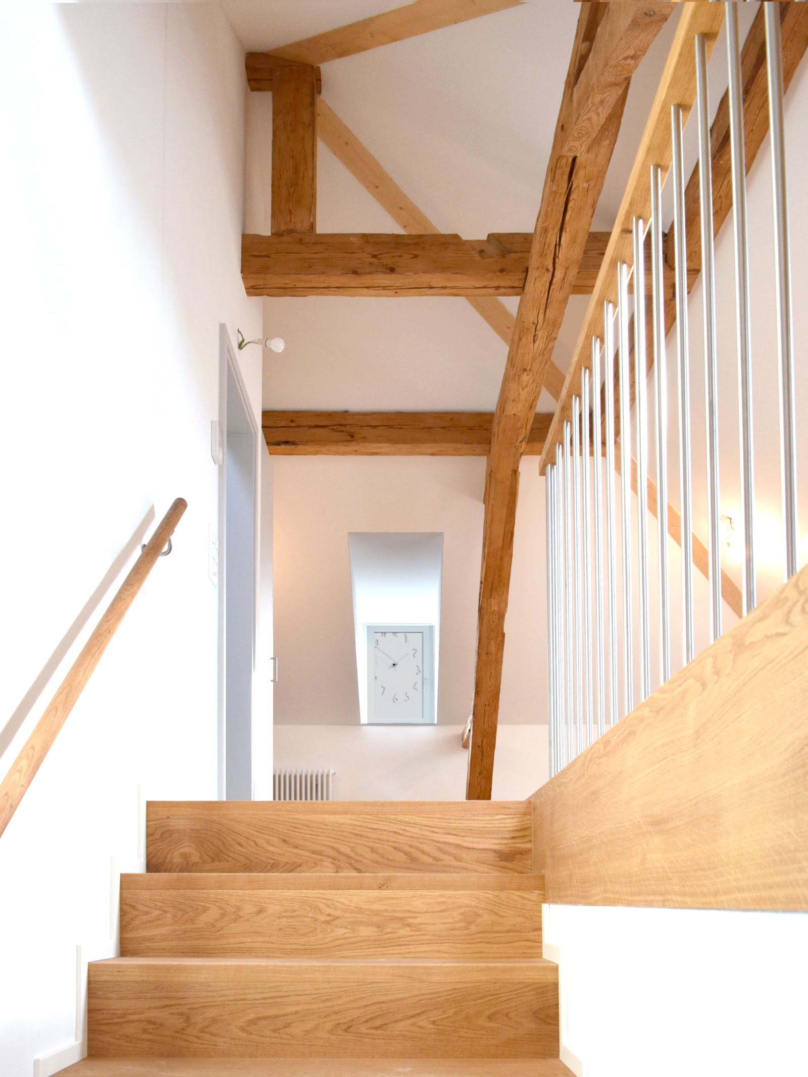 Escalier int&eacute;rieur en ch&ecirc;ne massif avec charpente apparente