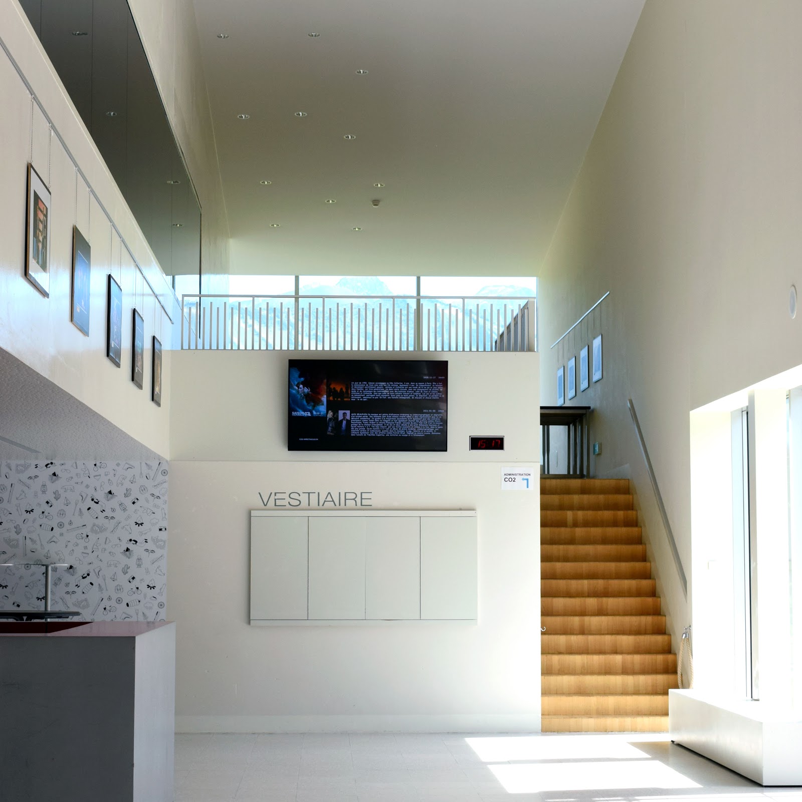 Int&eacute;rieur lumineux &agrave; double hauteur avec escalier bois et lumi&egrave;re naturelle